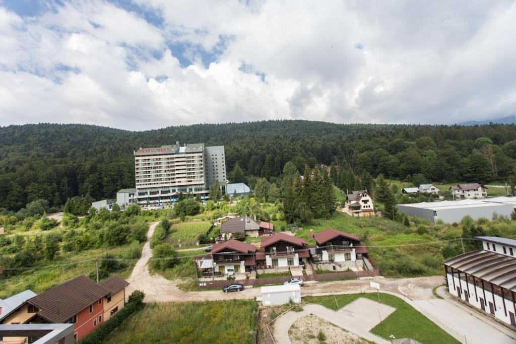 Romantic Jacuzzi Luxury Apartment Sinaia Esterno foto